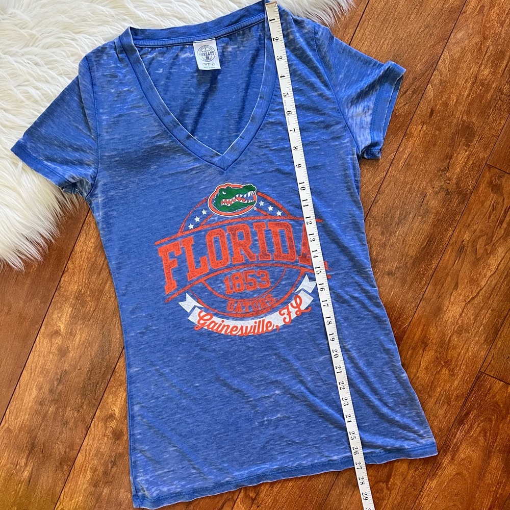 UF Florida Gators Short Sleeve V-Neck Logo T-Shirt - Picture 6 of 8